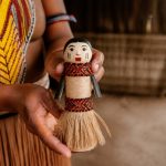 Bonecas karajás: tradição, significado e artesanato indígena no Brasil