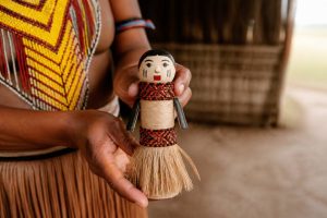 Bonecas karajás: tradição, significado e artesanato indígena no Brasil